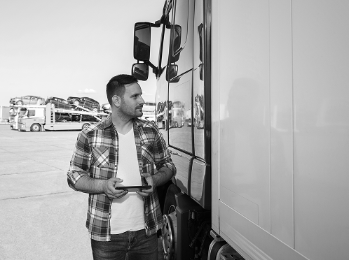 conductor-de-camion-en-ropa-casual-de-pie-junto-su-camion-con-tableta-y-mirando-el-camion 1